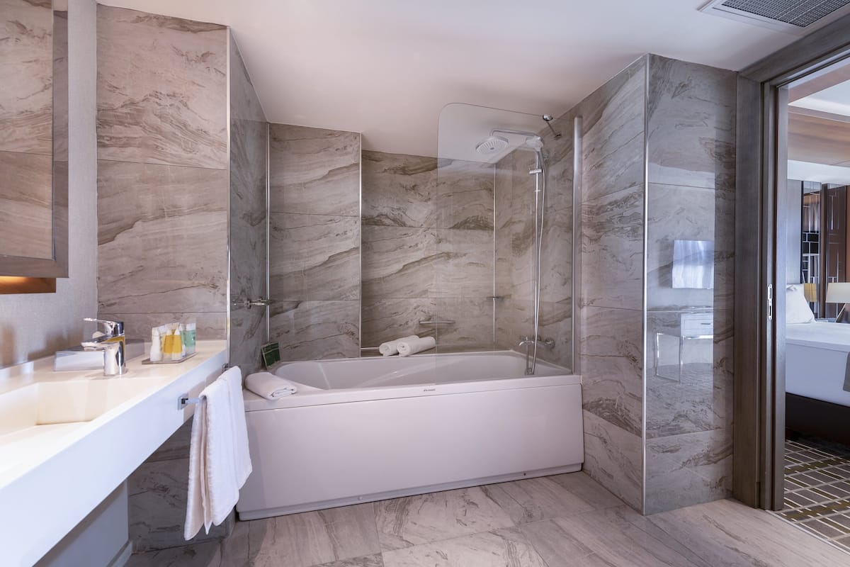 suite, 1 king bed, non smoking, mountain view | 1 bedroom, premium bedding, minibar, in-room safe