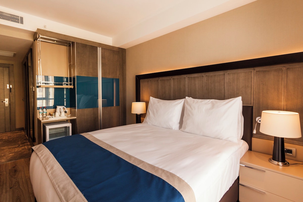 Luxe beddengoed, een minibar, een kluis op de kamer, een bureau