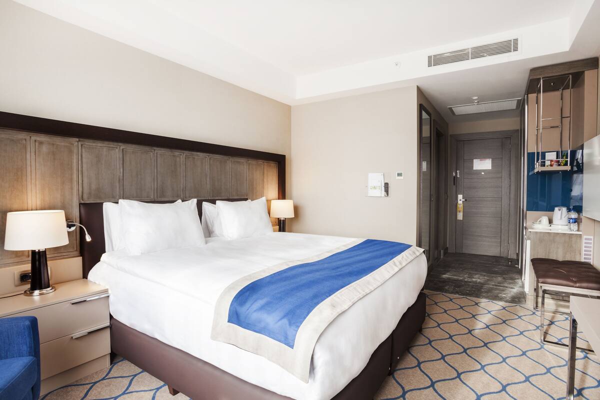 Premium bedding, minibar, in-room safe, desk