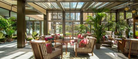 Breakfast, lunch, dinner served; international cuisine