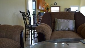 Flat-screen TV - Sea Pearl Vacation Suites (San Pedro)