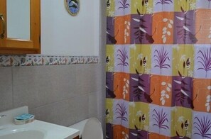 Regadera, amenidades de baño gratuitas, toallas 