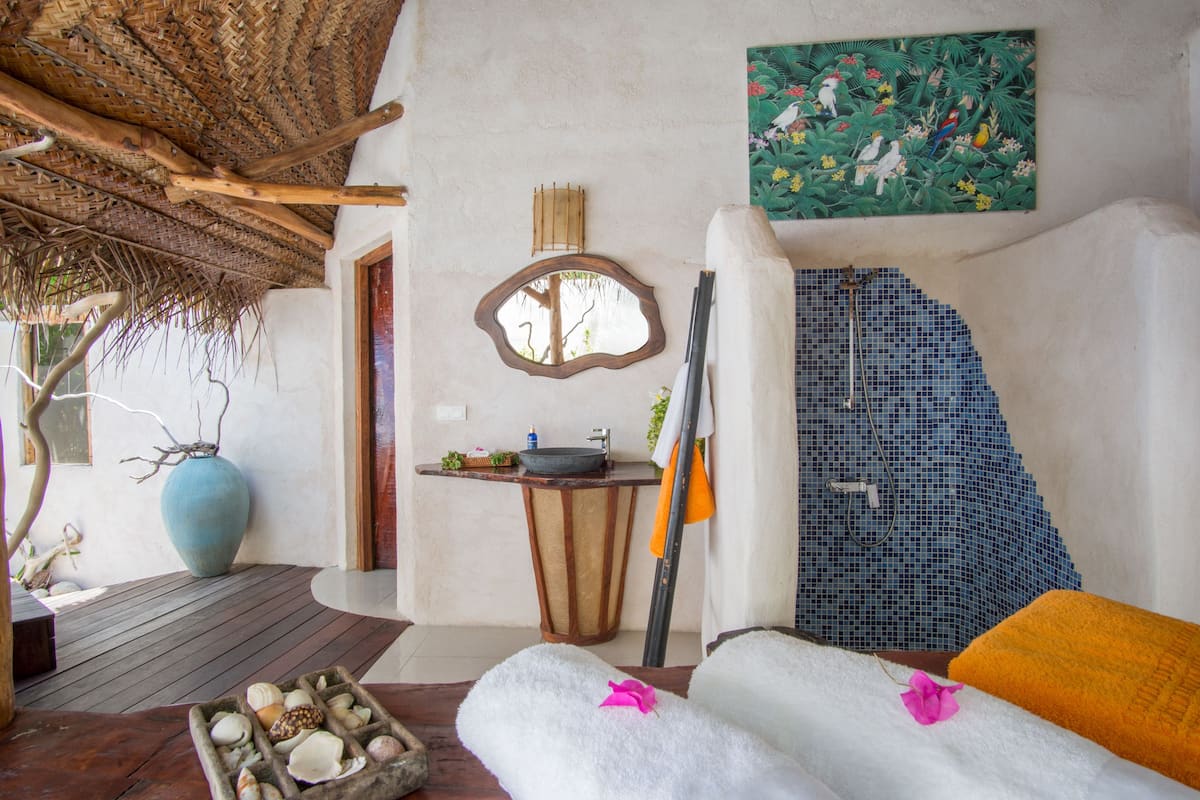 all inclusive private bungalow 'teahupoo' with ensuite | bathroom | shower, free toiletries, towels
