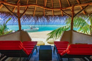 Playa privada, arena blanca, camas de playa gratis