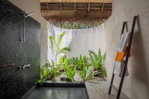 Shower, free toiletries, towels - Ninamu Resort (Tikehau)