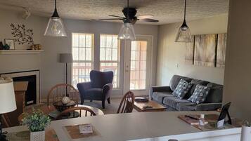 Condo luxo, 1 cama King, para não fumantes | Área de estar | TV