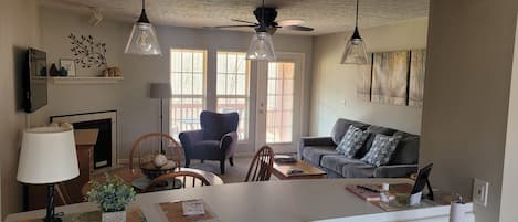 Leilighet – deluxe, 1 kingsize-seng, ikke-røyk | Oppholdsområde | TV