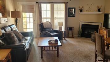 1 quarto, escrivaninha, ferros/tábuas de passar roupa, roupa de cama