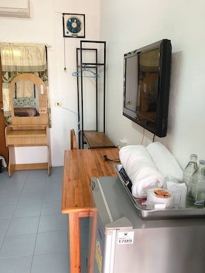 Free WiFi - Palm House white building (Mae Hong Son)