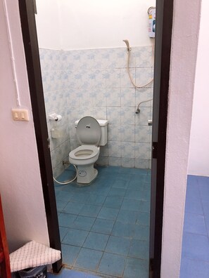 Bathroom - Palm House white building (Mae Hong Son)