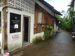 Property entrance - Palm House white building (Mae Hong Son)