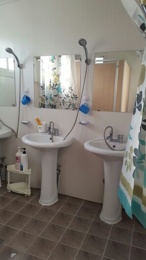 Dormitorio compartido, solo para hombres (18 persons) | Servicio de la habitación