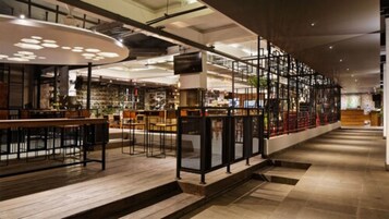 3 bares, bar junto a la piscina
