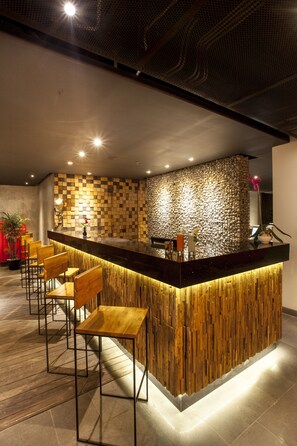 3 bars/lounges, poolside bar - Daun Bali Seminyak Hotel (Seminyak)