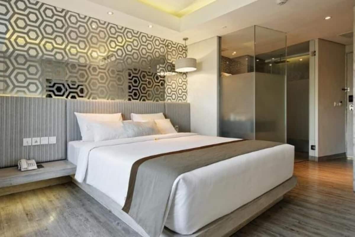 In-room safe, desk, soundproofing, iron/ironing board