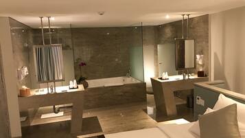 Suite, 1 Tempat Tidur King, pemandangan kota | Kamar mandi | Perlengkapan mandi gratis, pengering rambut, sandal, dan handuk