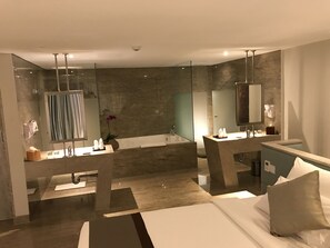 Suite, 1 très grand lit, vue sur la ville | Salle de bain | Articles de toilette (gratuits), séchoir à cheveux, pantoufles