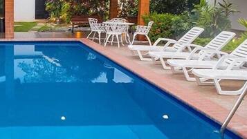 Piscine extérieure, chaises longues