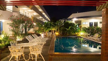 Piscine extérieure, chaises longues