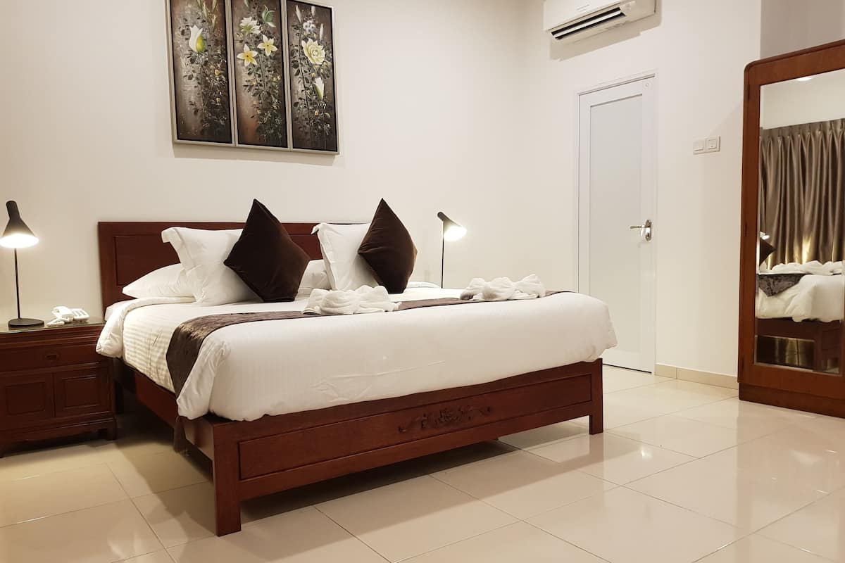 villa 8m (100m from hotel) | premium bedding, in-room safe, laptop workspace, rollaway beds