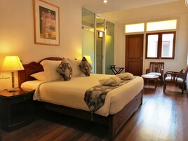 Ropa de cama de alta calidad y caja de seguridad en la habitación