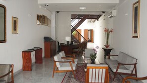 Coin salon dans le hall