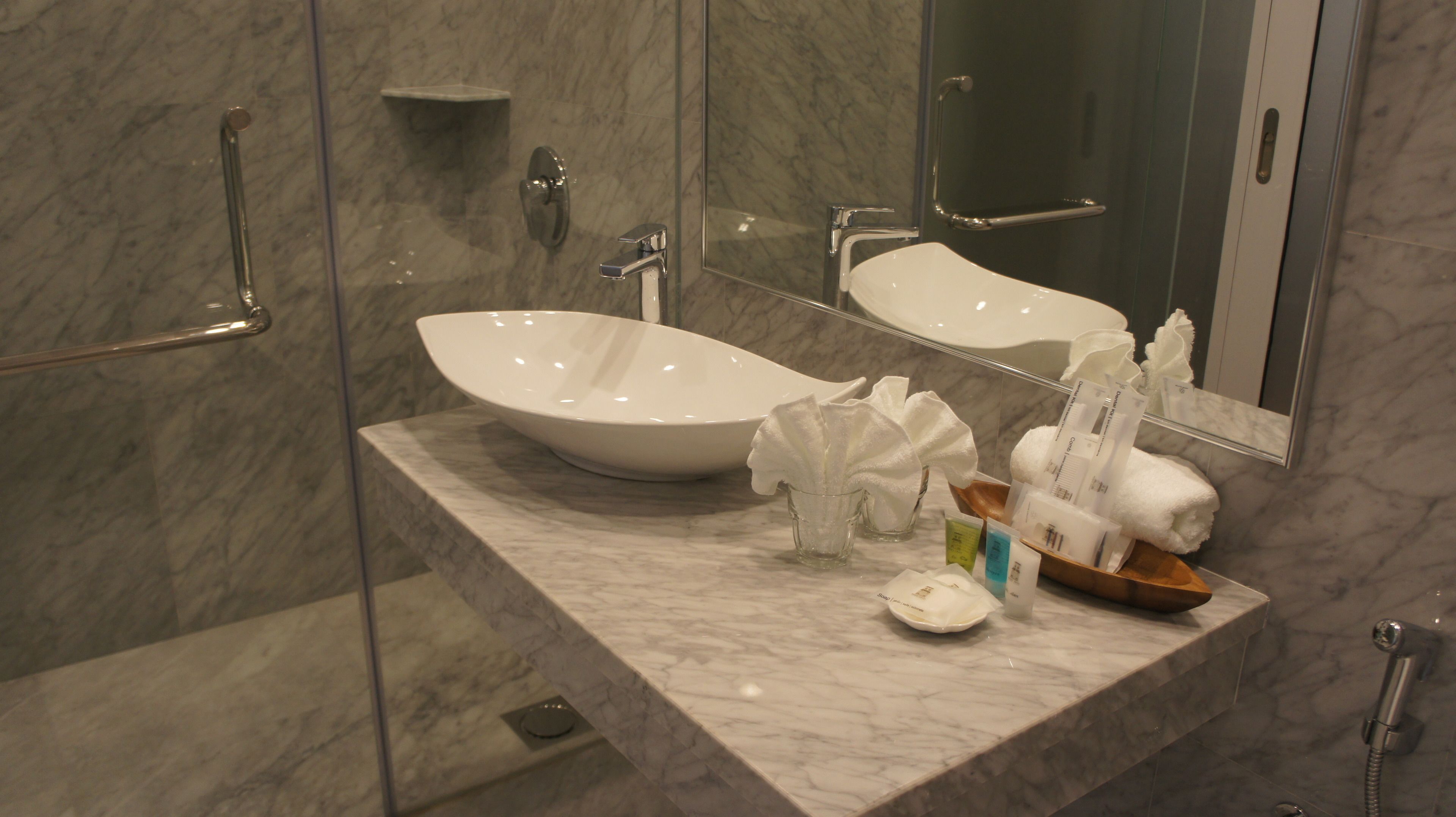 shower, rainfall showerhead, free toiletries, hair dryer