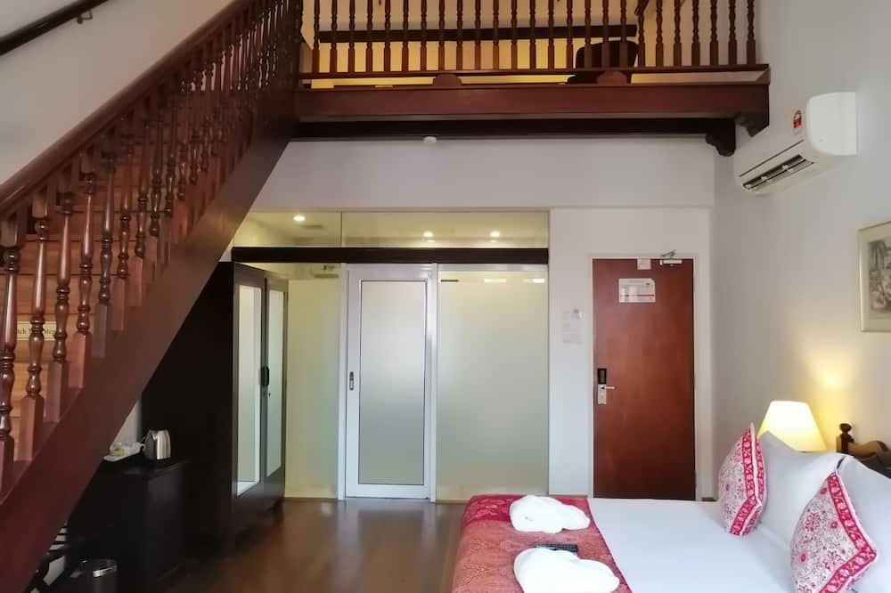 Heeren Straits Hotel