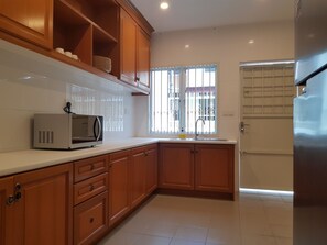 Villa (8M 100m from hotel) | Gemeinsame Küchenausstattung | Mini-Kühlschrank