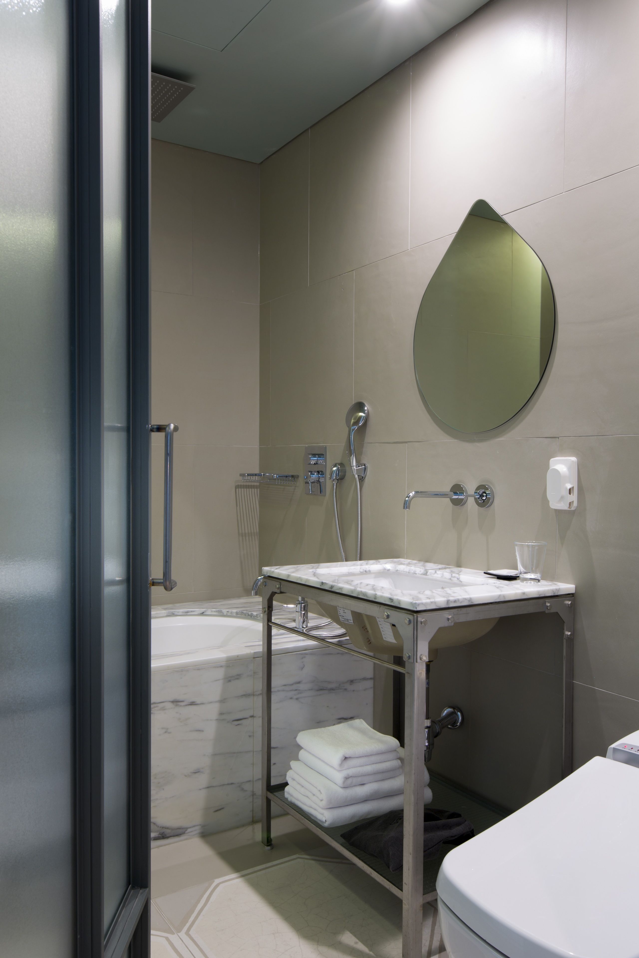 executive double room | bathroom | shower, free toiletries, hair dryer, bathrobes