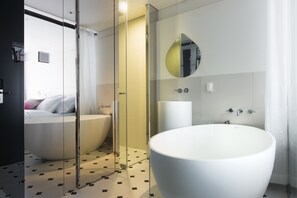 标准双人房 | 浴室 | 淋浴设施、免费洗浴用品、吹风机、浴袍