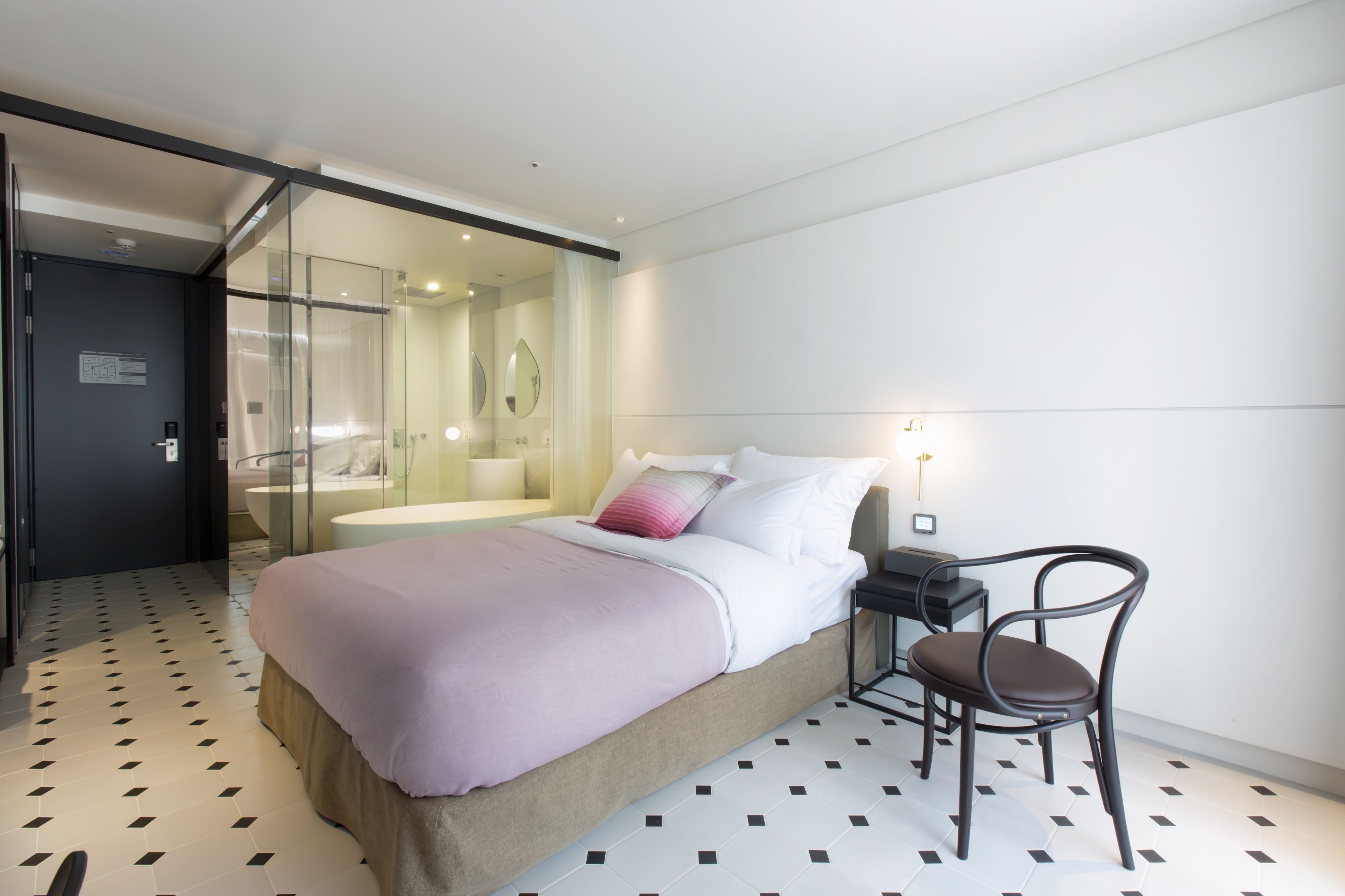 standard double room | premium bedding, down duvets, desk, blackout curtains