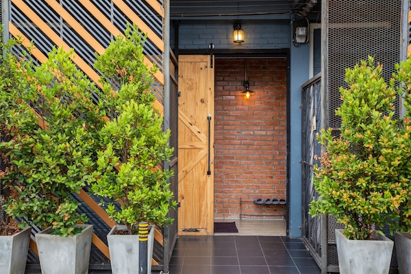 Minibar, muebles diferentes y escritorio