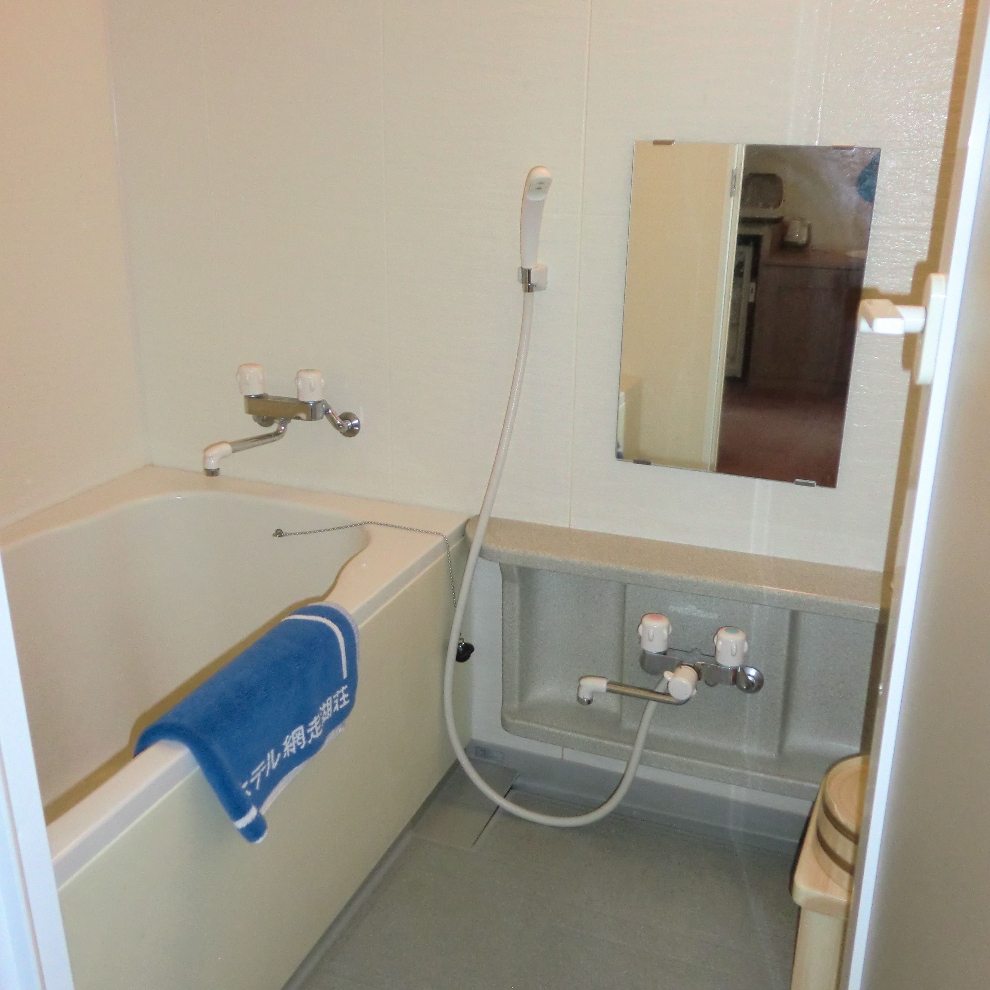 combined shower/bathtub, deep-soaking bathtub, free toiletries