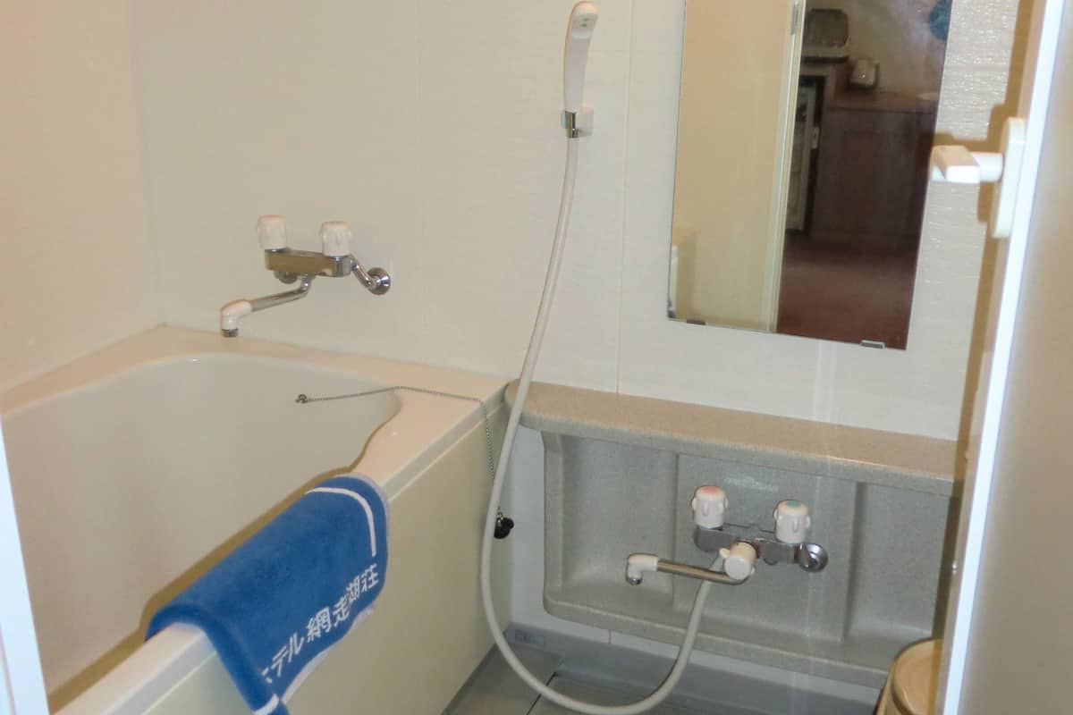 combined shower/bathtub, deep-soaking bathtub, free toiletries