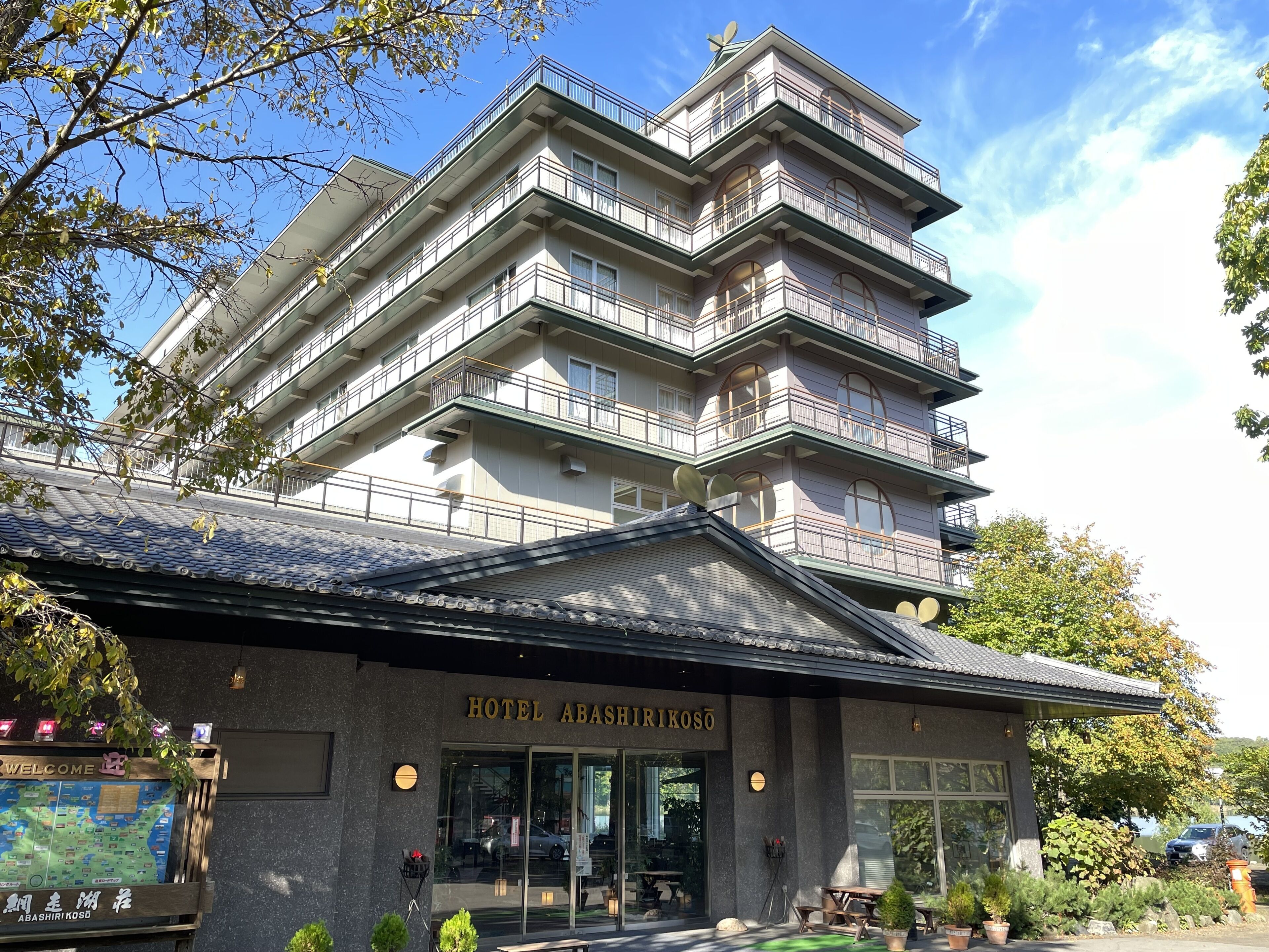 Ein mehrstöckiges Hotel im traditionellen Baustil, mit Balkonen und großen Fenstern.