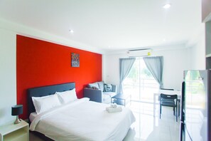 Peti besi dalam bilik, seterika/papan seterika