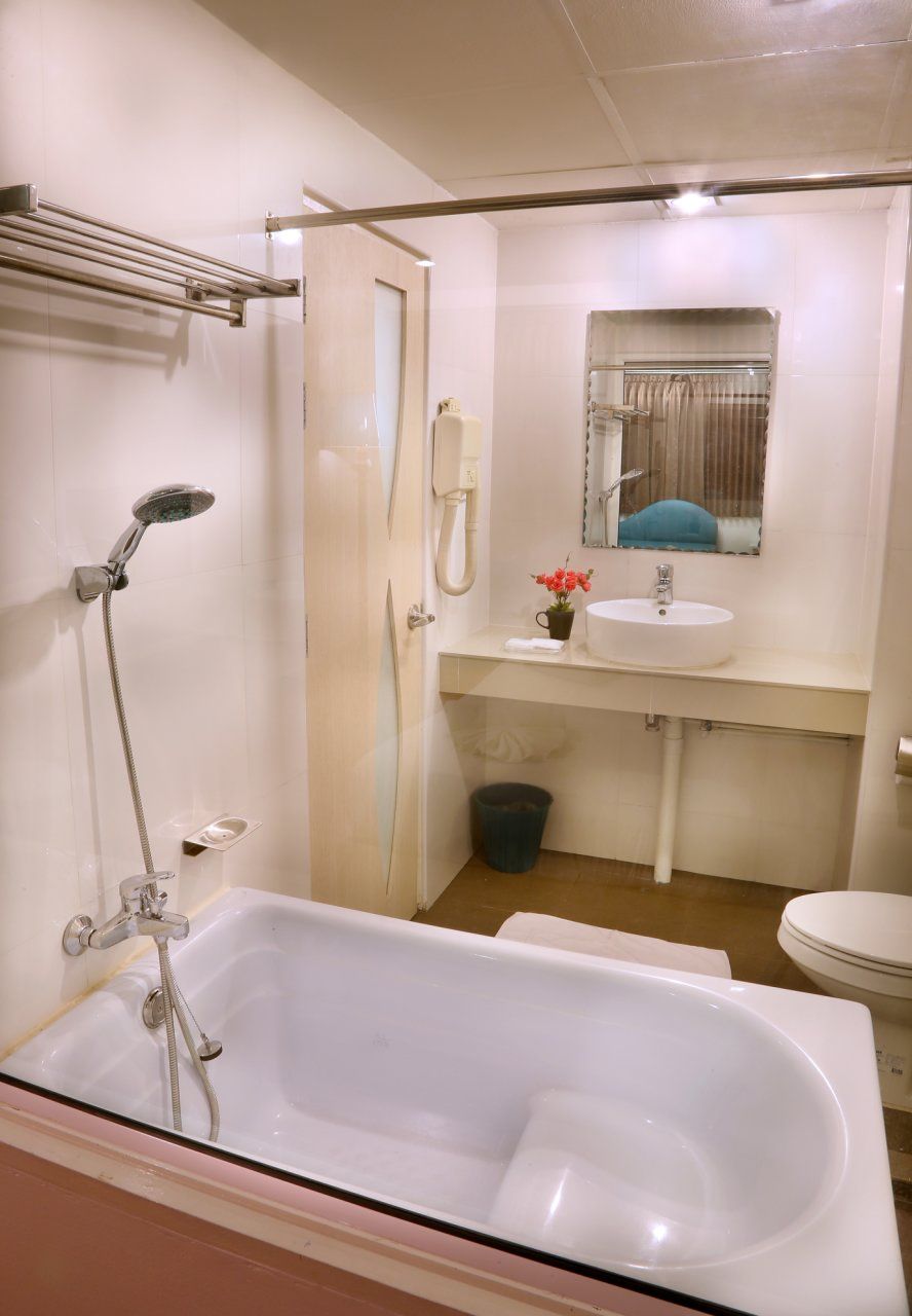 Une salle de bain équipée d’une baignoire, d’une douche, d’un lavabo et de toilettes.