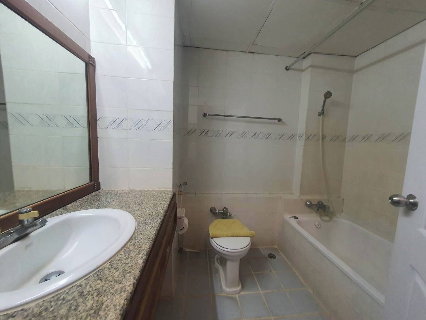 A bathroom with a white sink, toilet, and bathtub.