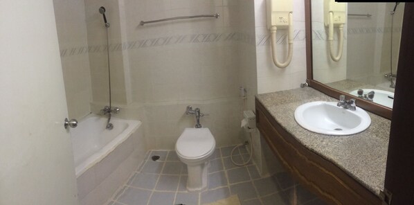 Un baño con bañera, inodoro y lavabo.