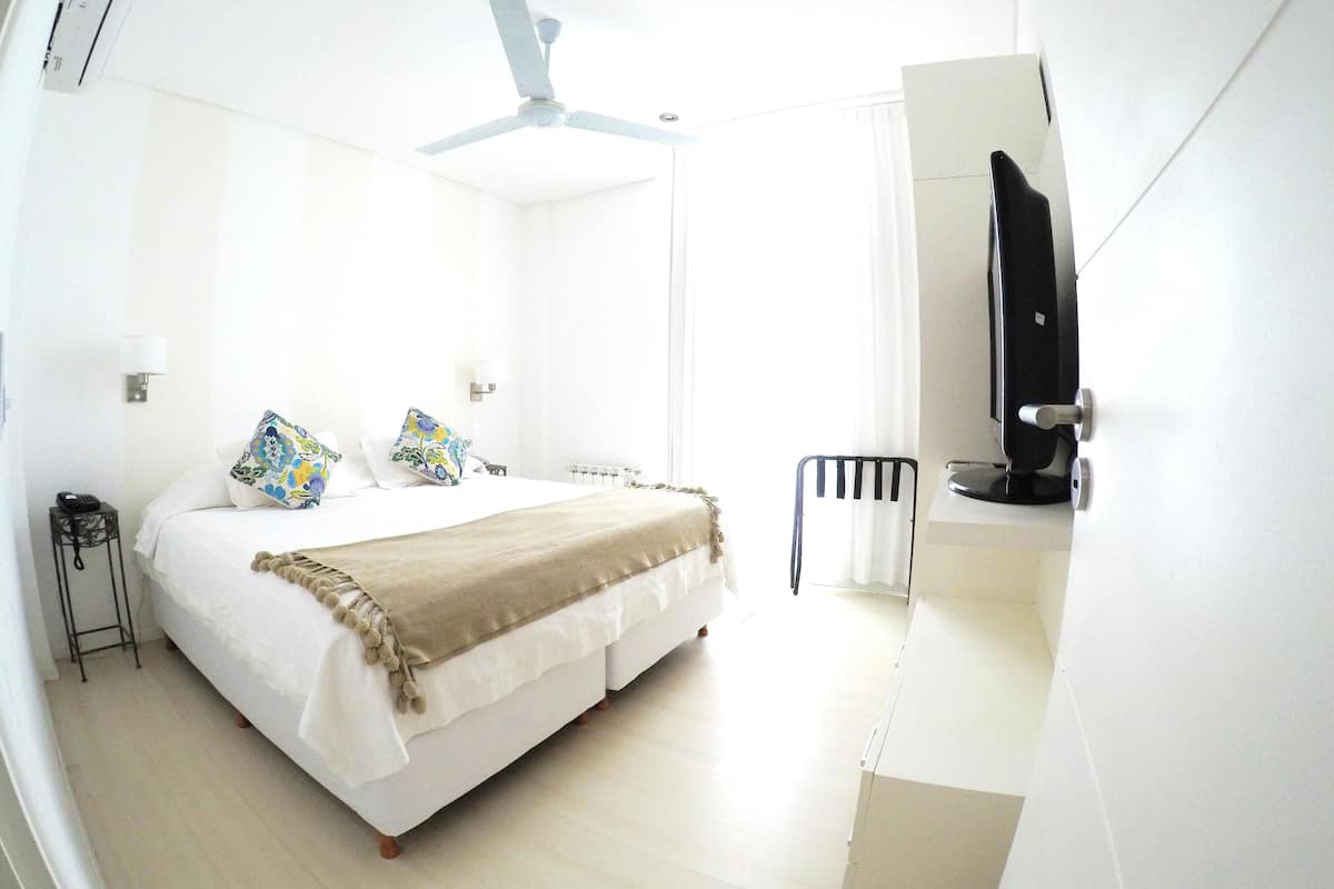 Een minibar, een kluis op de kamer, gratis babybedden, extra bedden