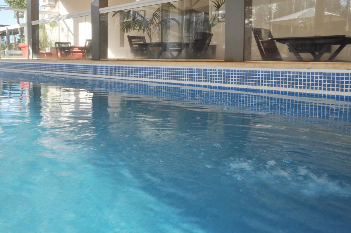 Una piscina cubierta, una piscina al aire libre