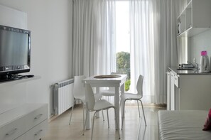 迷你吧、房內夾萬、免費嬰兒床、摺床/加床 (收費)