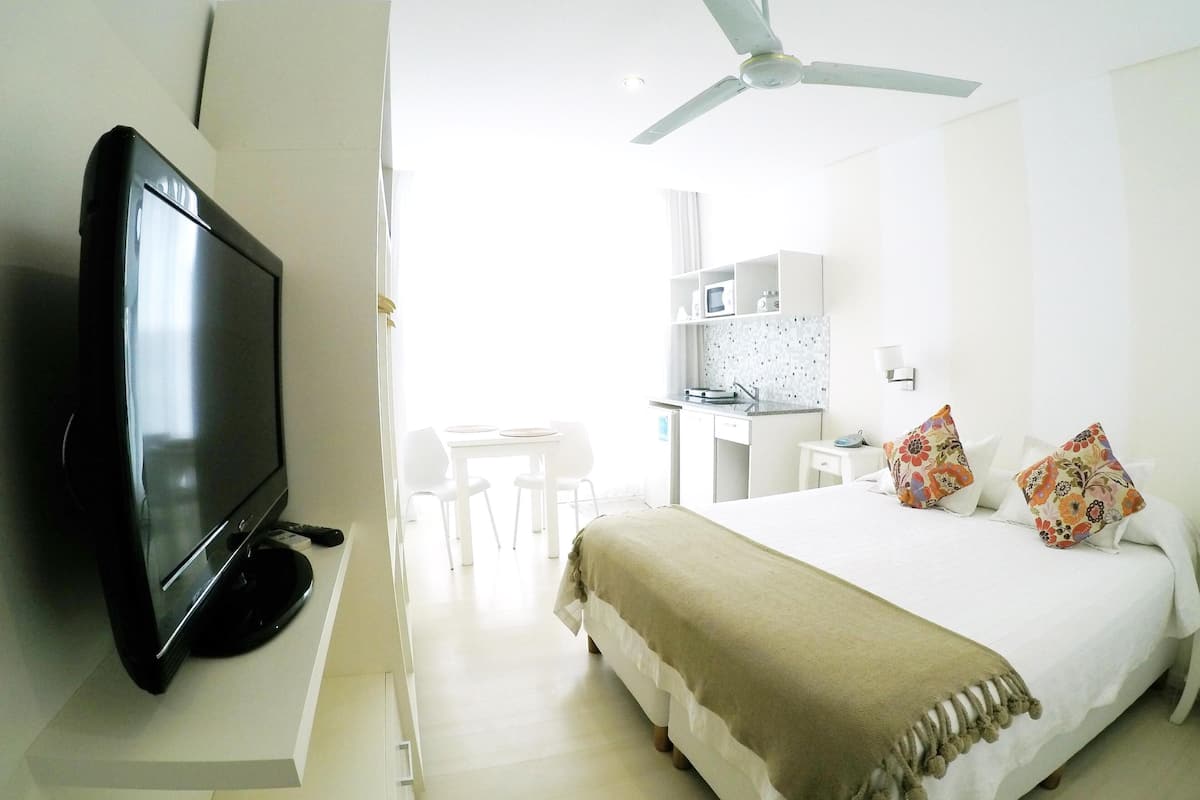 Een minibar, een kluis op de kamer, gratis babybedden, extra bedden