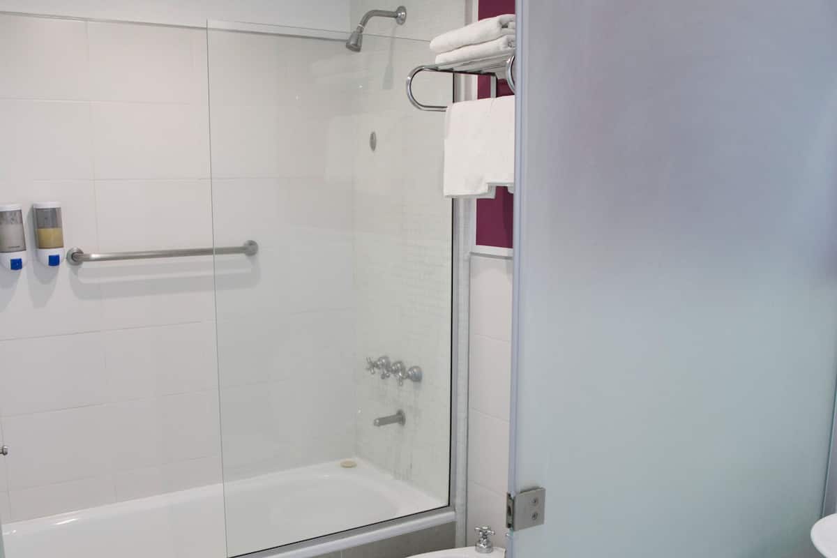 Een bad/douchecombinatie, een bubbelbad, gratis toiletartikelen