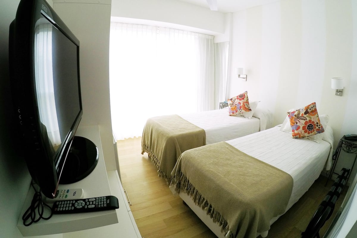 Een minibar, een kluis op de kamer, gratis babybedden, extra bedden