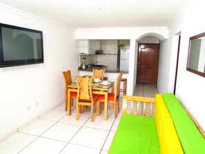 Standard-Apartment, 2 Schlafzimmer, Küche, Meerblick | Wohnzimmer