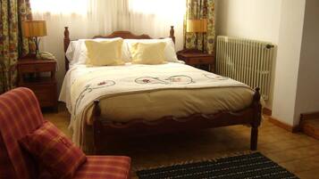 Basic Double Room, Non Smoking, Mountain View | Bed sheets