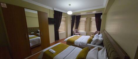Habitación triple familiar | Ropa de cama de alta calidad y minibar con artículos gratuitos