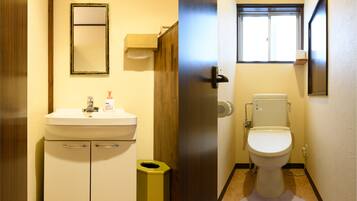 Combined shower/tub, deep soaking tub, free toiletries, slippers